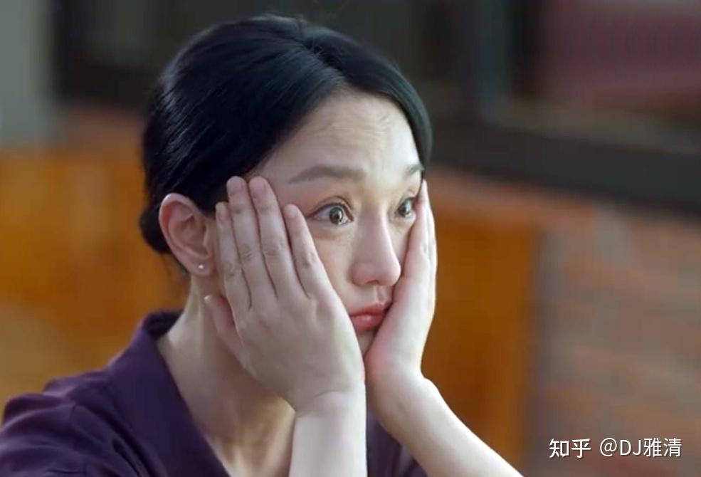 她天生一张娃娃脸,充满"少女感",所以演刘小敏这样的中年少妇,从形象