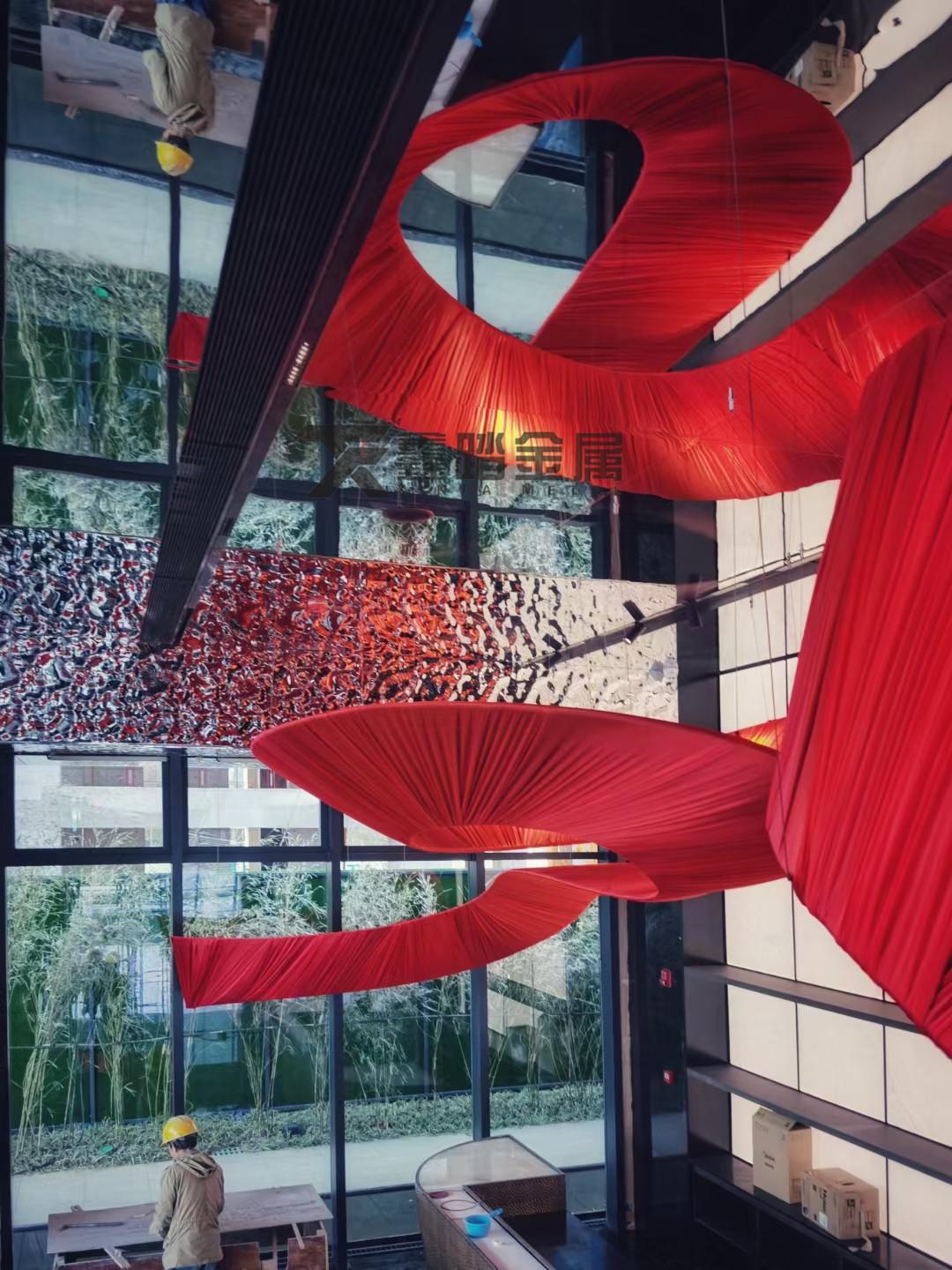 红色喷漆不锈钢飘带异形飘带雕塑安装25米造型无压力