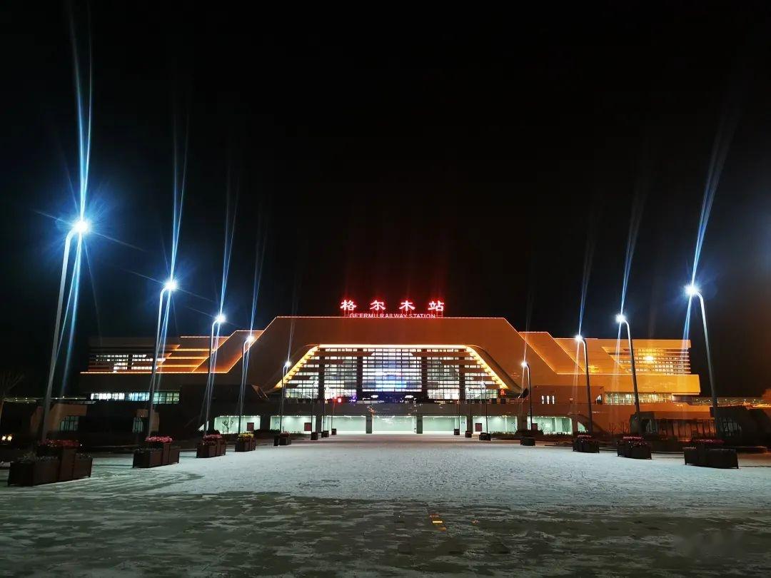 旅馆是事先预定好的,位于火车站旁边,因此到格尔木的第一夜并没有遭罪