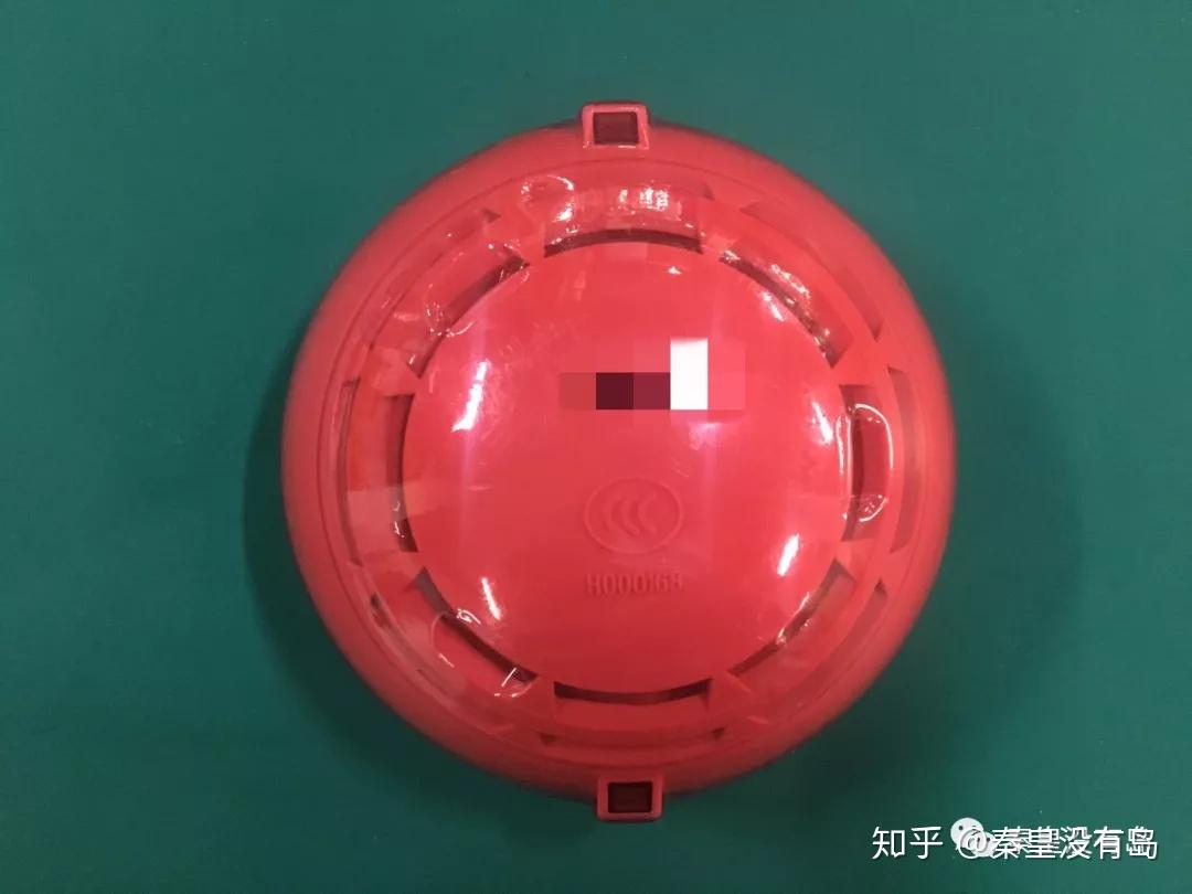这个红色的罩子是防尘罩,是防止烟感里混入灰尘造成监控结果异常的