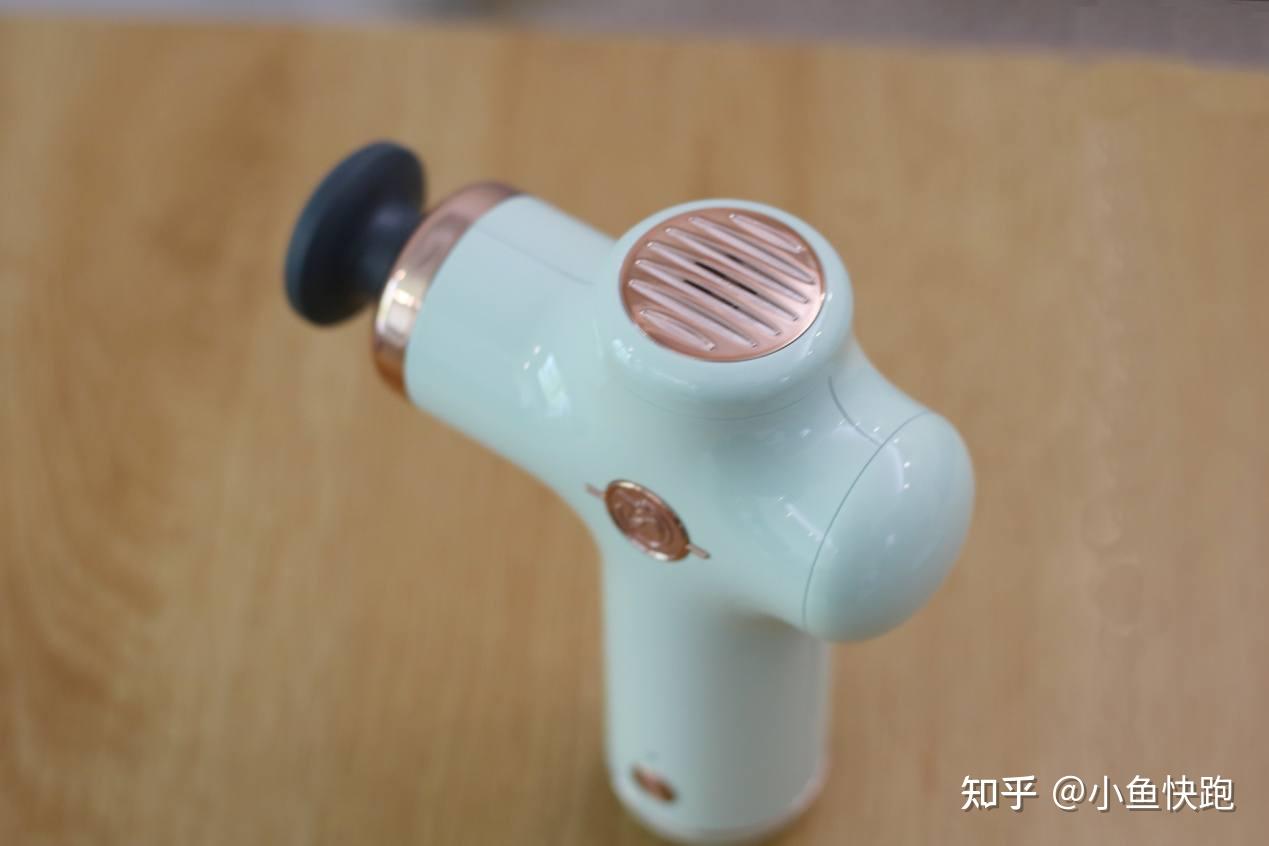 枪还是有很大的不同,首先它外观非常的精致,主体采用的是钢琴烤漆工艺