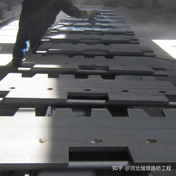 角钢顶面(伸缩缝安装两头)高程,坡度应契合设计要求,避免角钢变形.