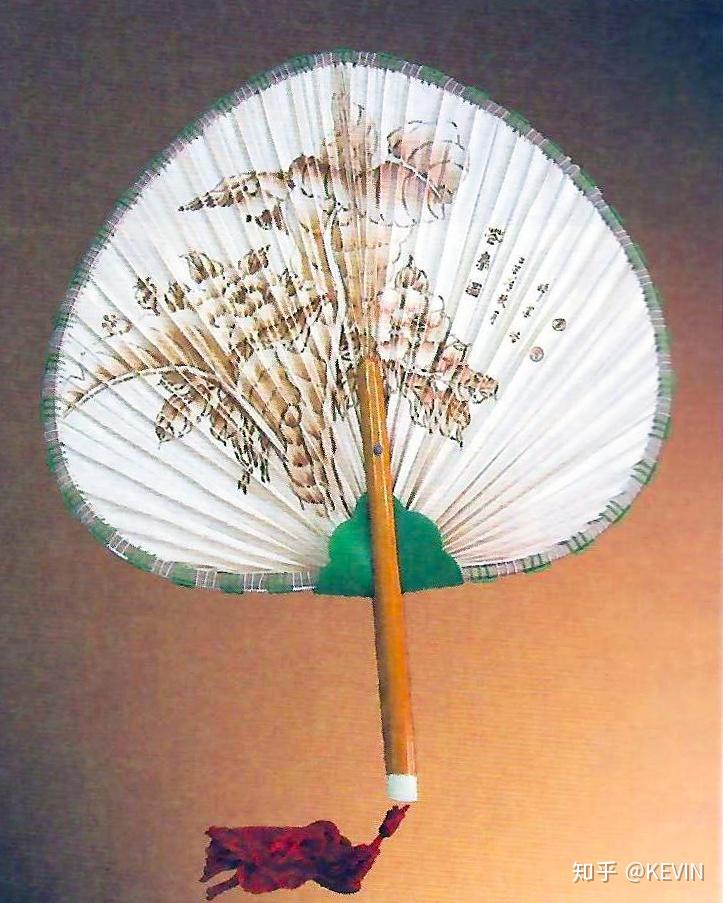 葵扇分玻璃火画扇,竹箨(tuò)葵扇,绣花织扇等上百个品种;葵工艺分