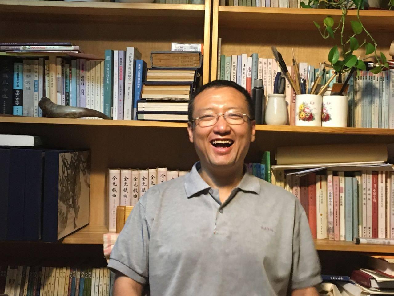 李天飞是个书虫,他10个月能识字,3岁认千字,5岁会背《琵琶行》,8岁