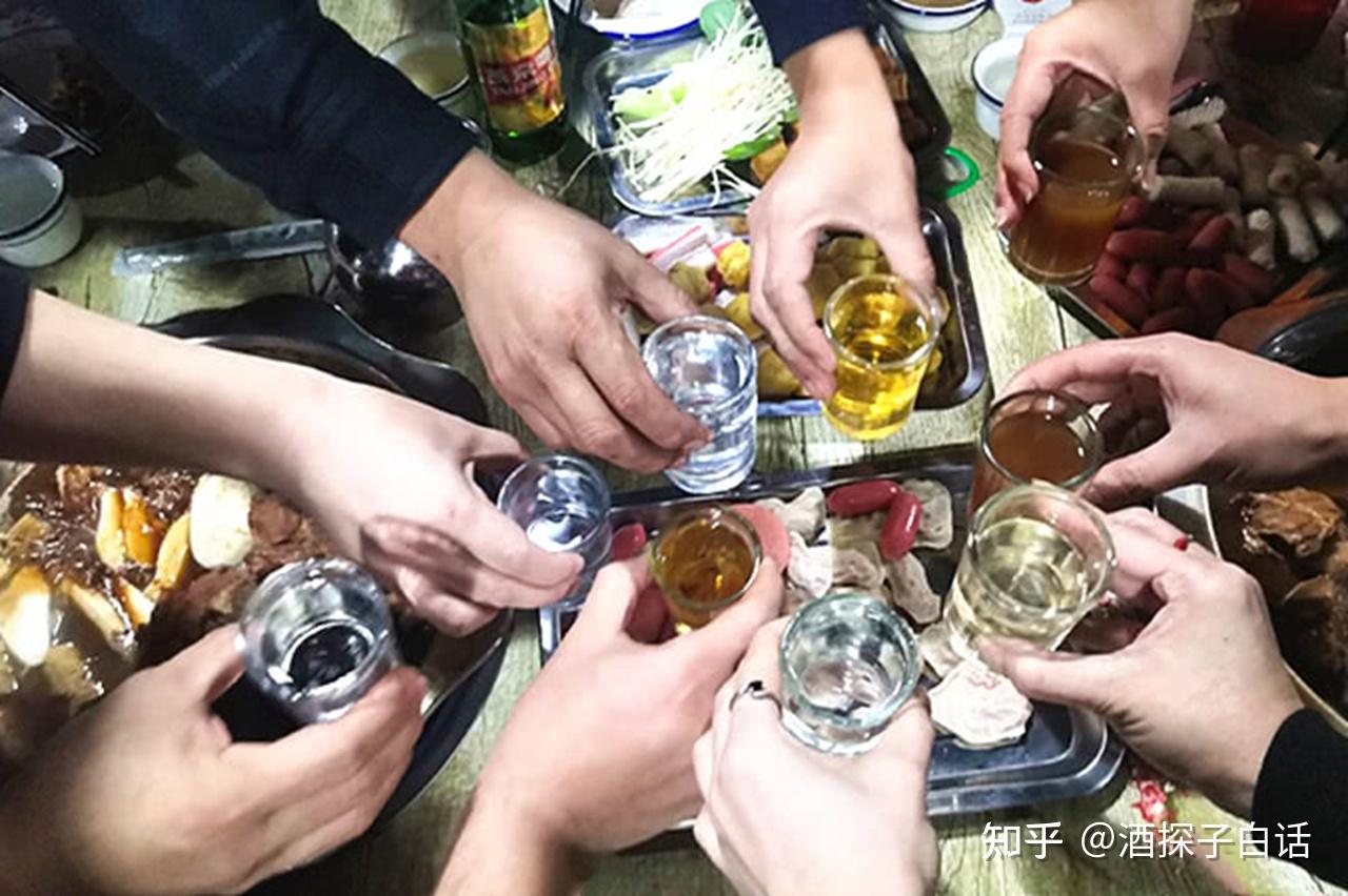 在以前旧社会的那个年代,白酒还都是粮食酿造而成的,大人们喝酒,也是