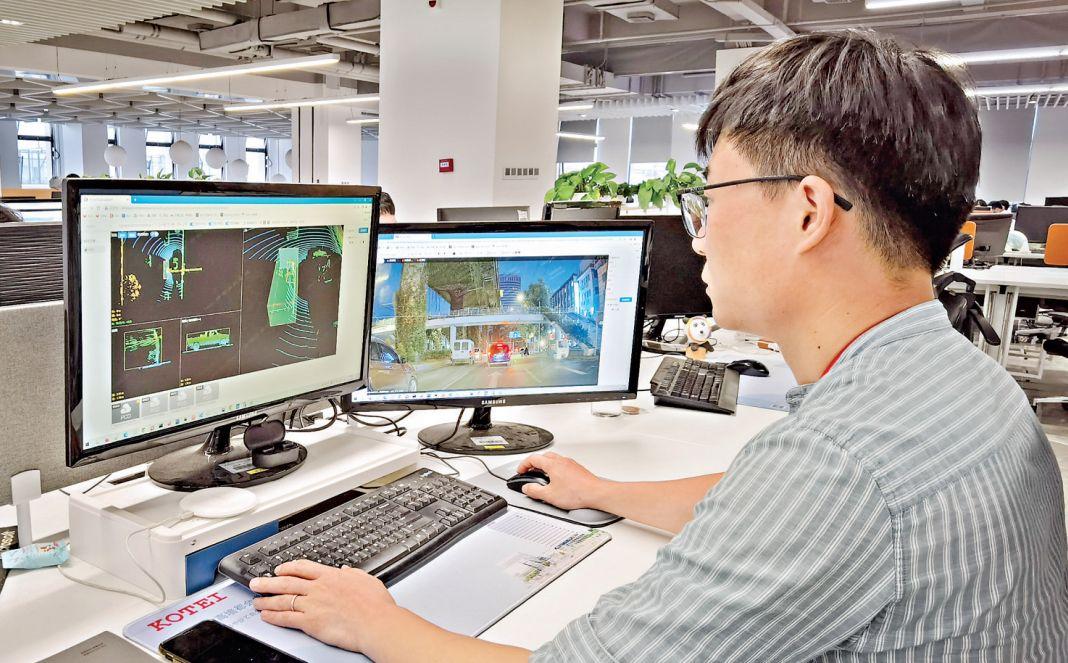 工作人员研发智能网联汽车车云方案郝江波是一家公司的"智能网联汽车