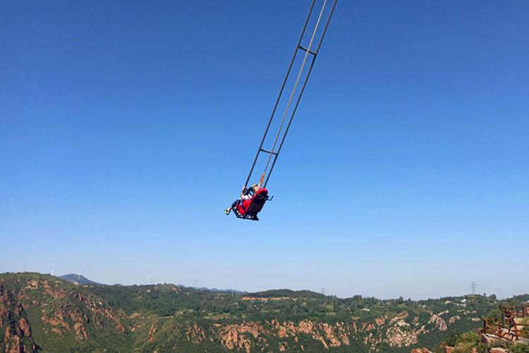 悬崖秋千在挑战极限中触摸天空