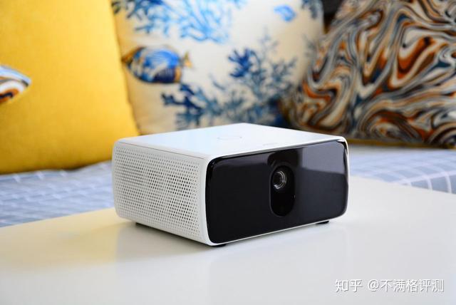 坚果c7智能投影评测定位2000元档音箱最为惊艳