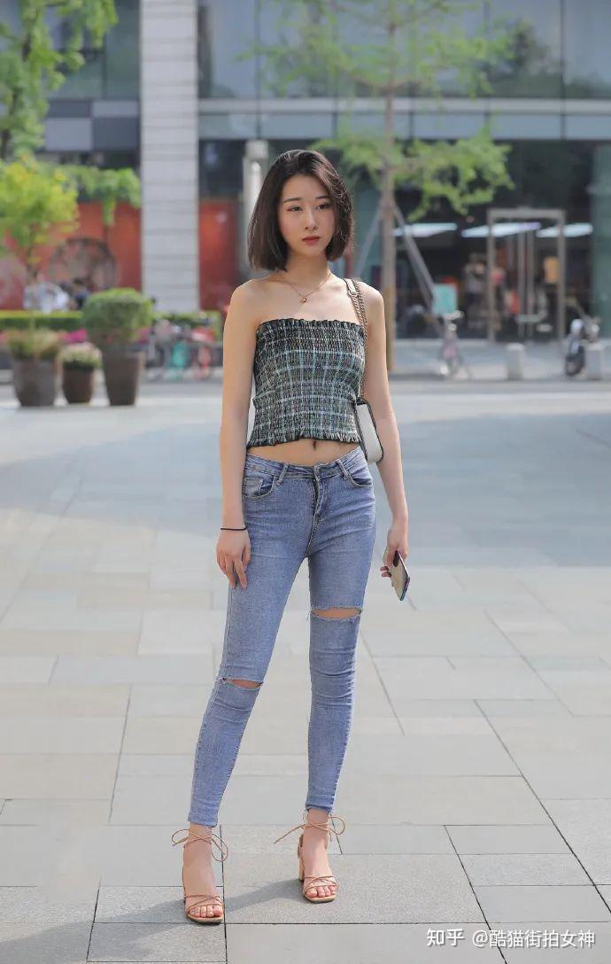 街拍女神格子抹胸紧腿牛仔裤的时尚妹妹