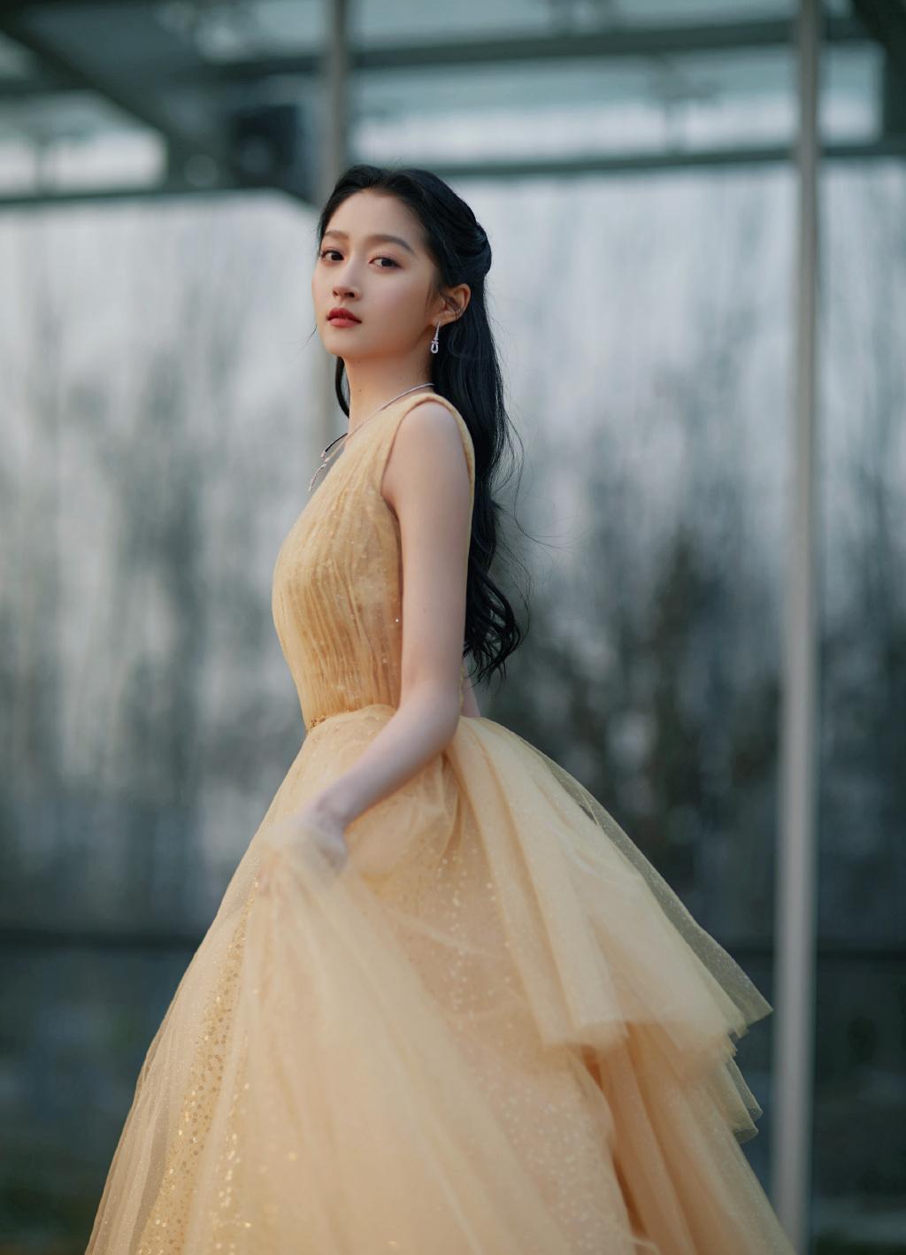 关晓彤壁纸今日红毯造型好美身穿淡黄色星光裙宛如贝儿公主