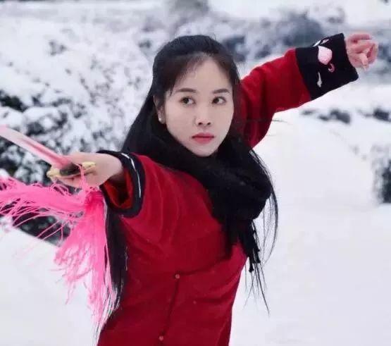 前几日下雪 一个红衣姑娘 在雪中舞剑的照片在微博上火了 英姿煞爽