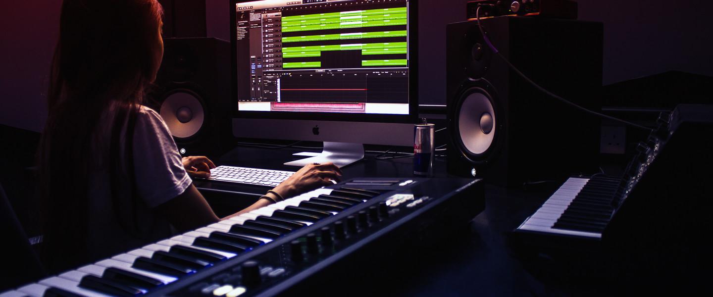 贝斯 吉他 钢琴 合成器等等撇开人声去听背后不同器乐在干什么听编曲