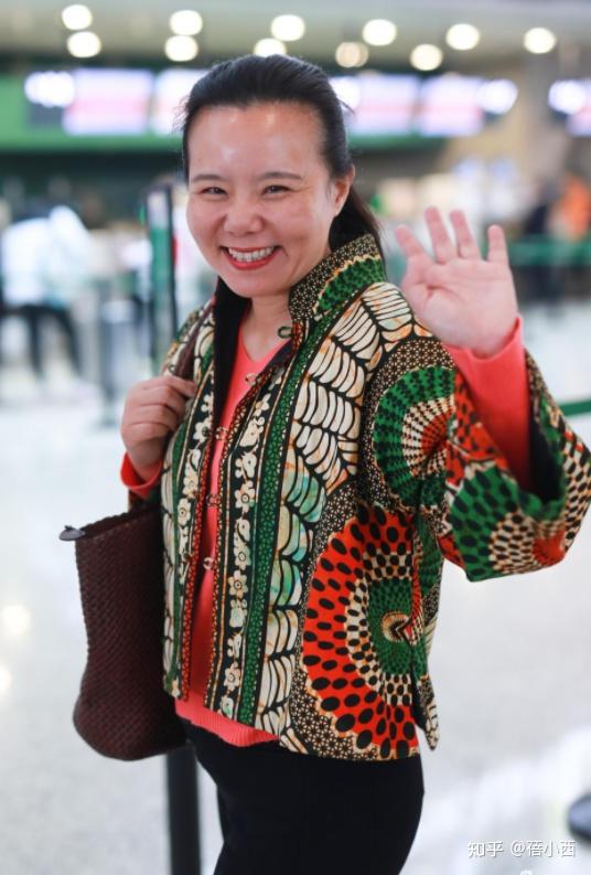 龚琳娜精神状态挺年轻,穿民族风印花外套配紧身裤,素颜状态很美