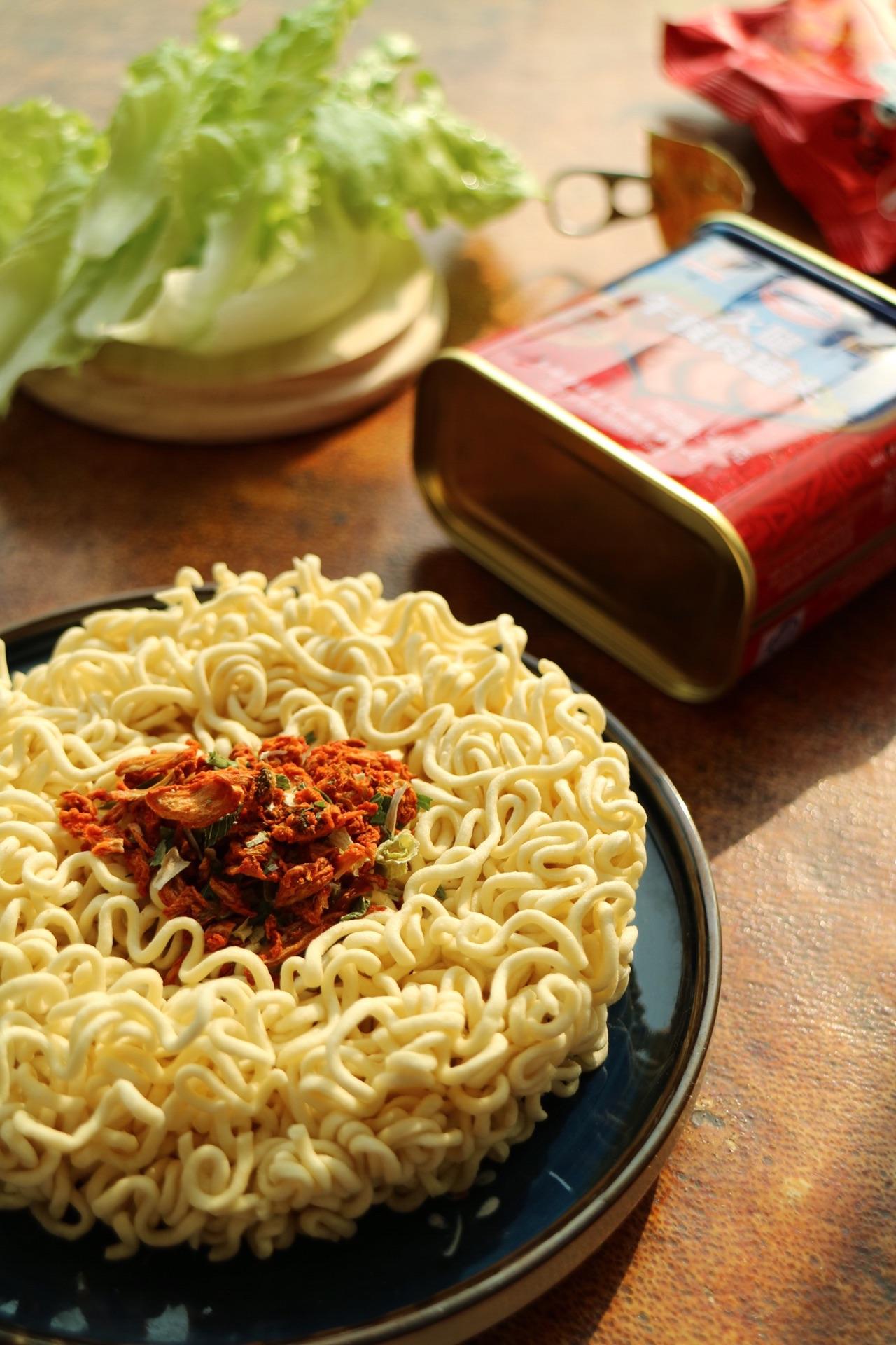 观影说菜这么晚了一起吃碗辛拉面吧