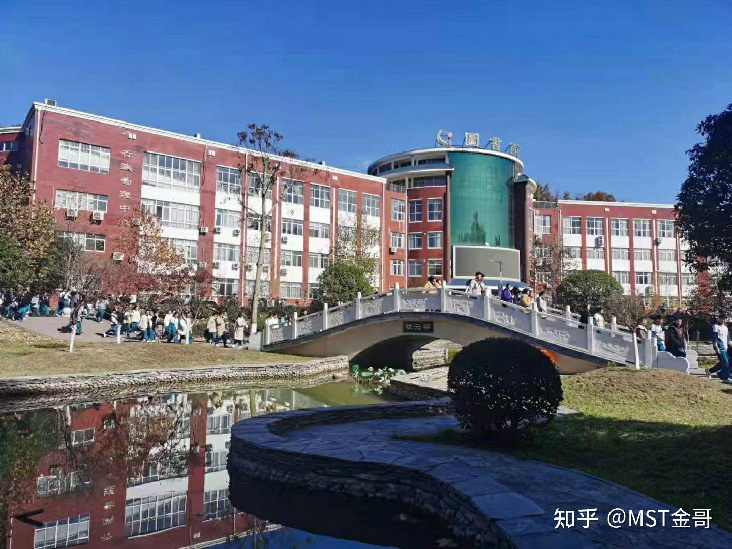 河南洛阳栾川一高,一个比大学还大的高中,校内有山,有水,还有隧道!