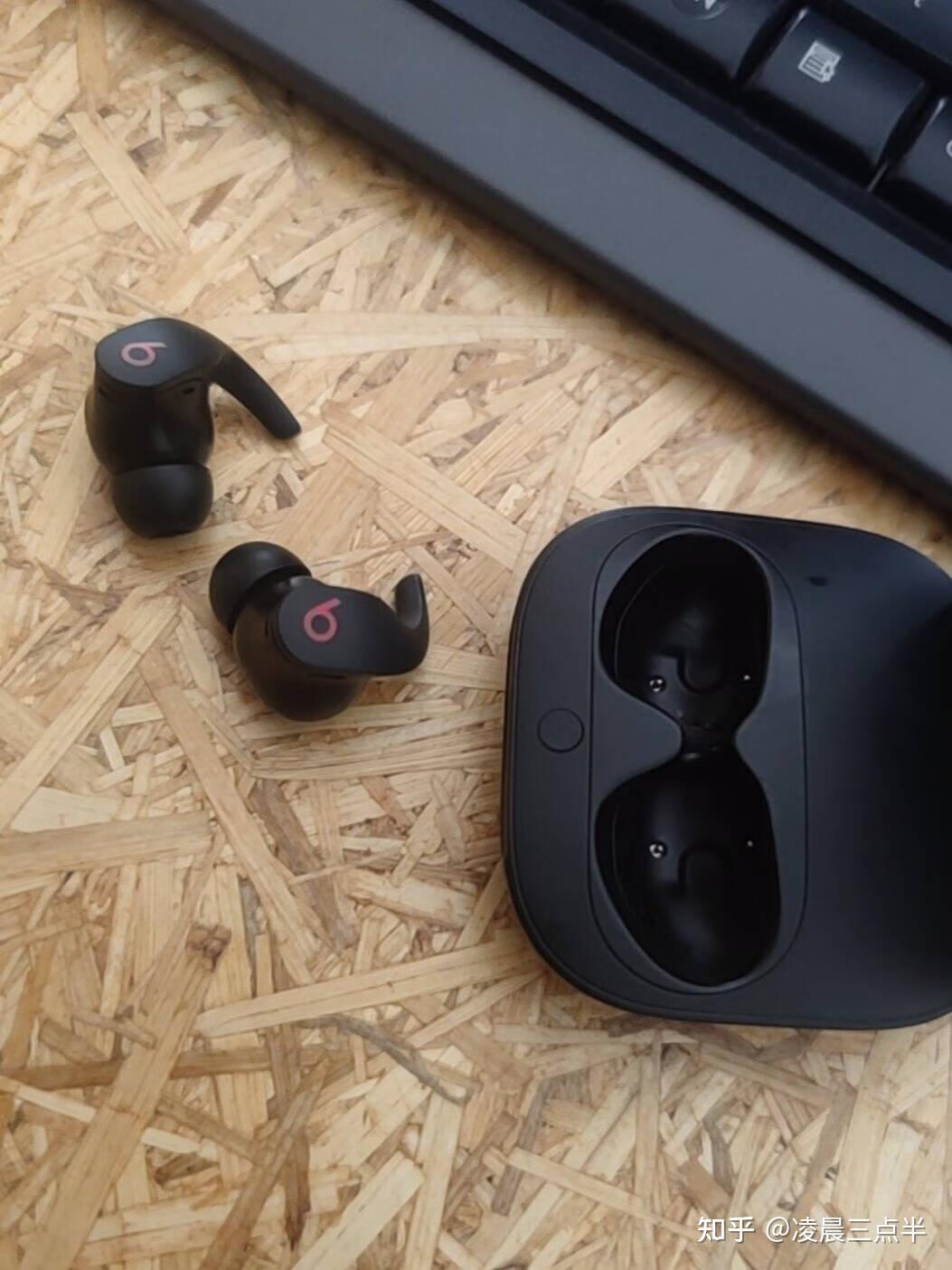 beatsfitpro无线耳机评测鲨鱼鳍的设计