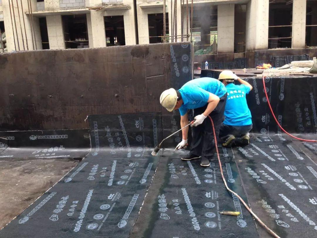 阿布扎比市政决心整顿在建筑物上私搭乱建卫星天线现象