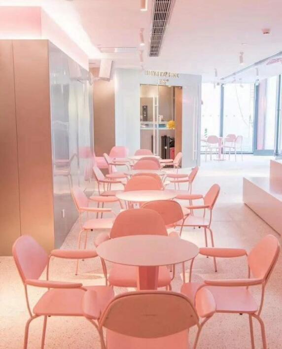 最近喜茶粉红主题店在茶饮届甚至广告圈又热了.