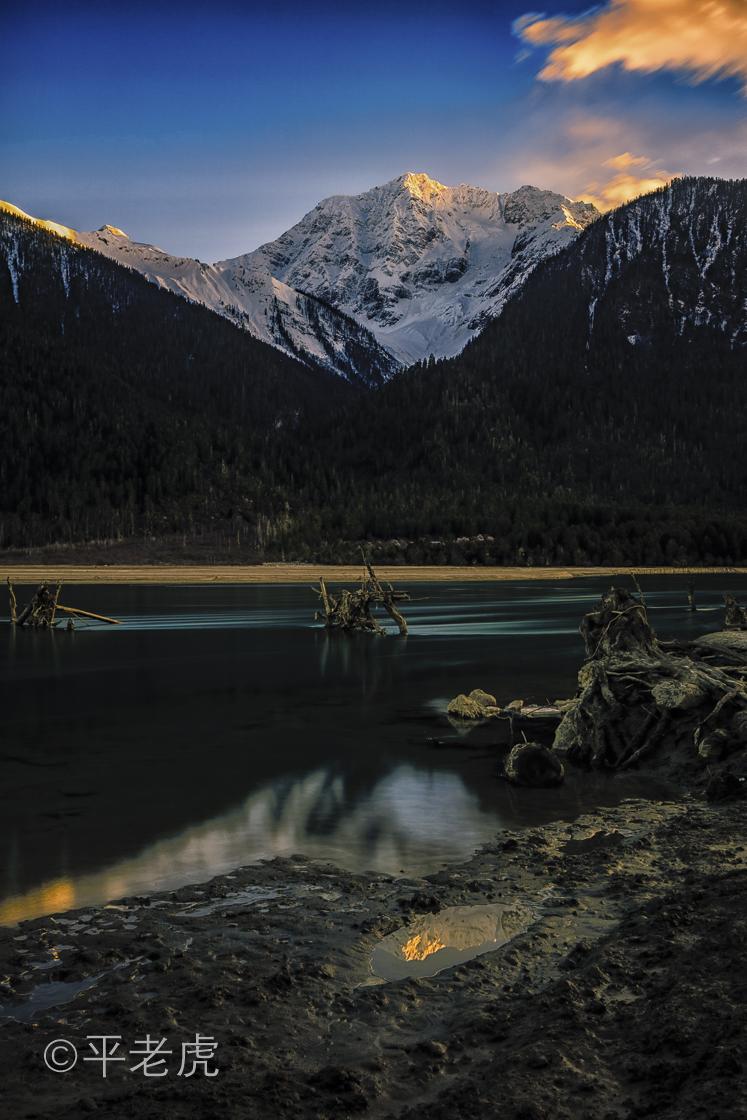 利用越野车天窗倒影拍摄南迦巴瓦日落:还是车窗玻璃,这回是前挡风玻璃