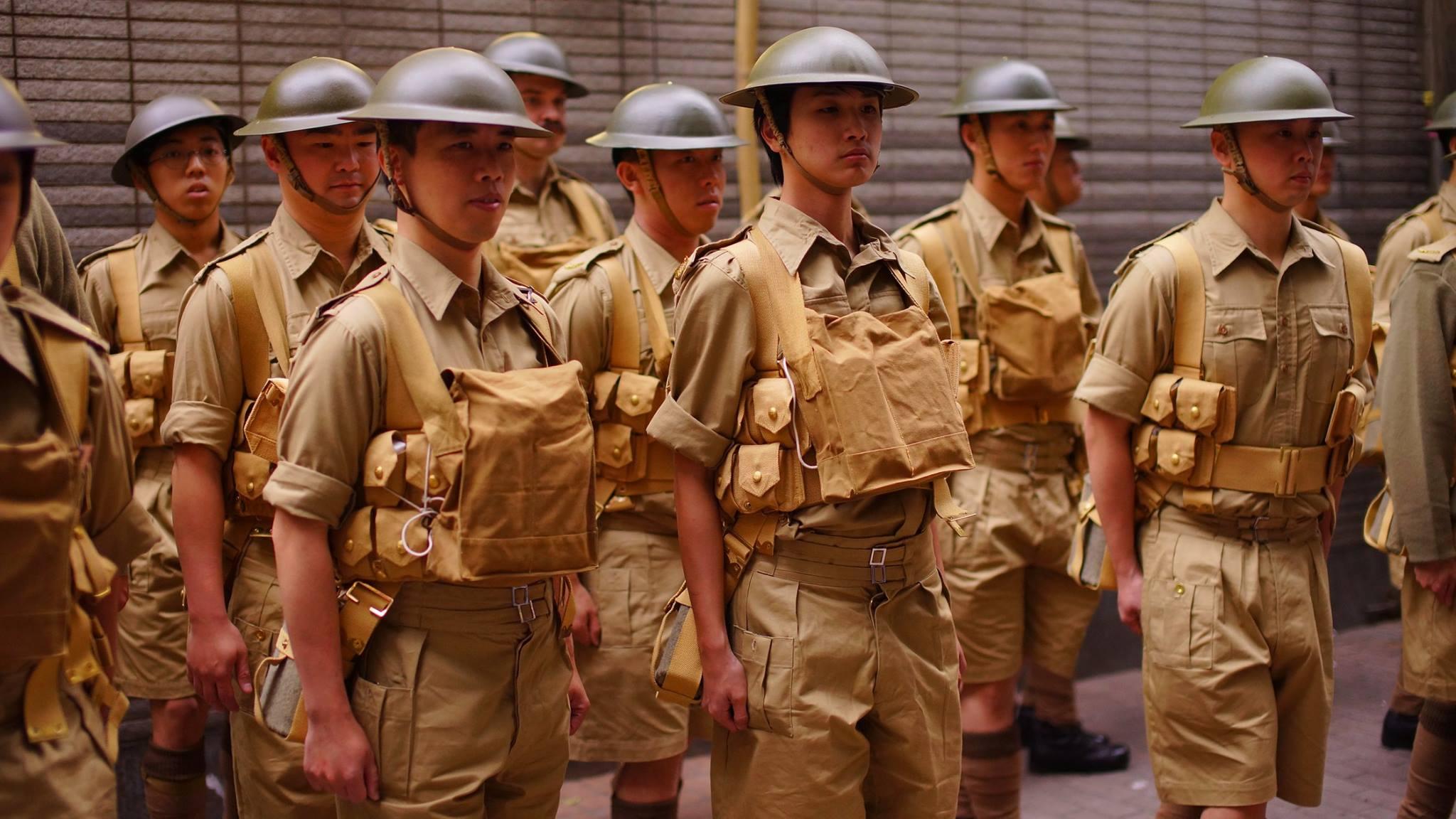 去年12月最后三个周末,二十多名穿棕色军服的"武装部队"穿梭尖沙咀