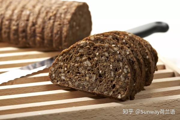 黑面包分为两种,一种是酵母发酵的,一种是面包发酵粉发酵的.