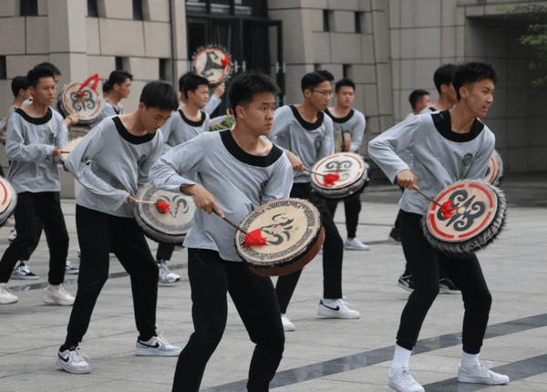 非遗传承进校园,绵飞学子跳起悠久神秘的古羌羊皮鼓舞