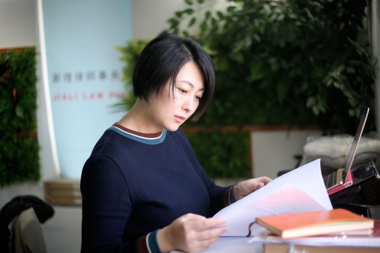 破圈者易轶聚光灯下的女律师跨界协作践行者