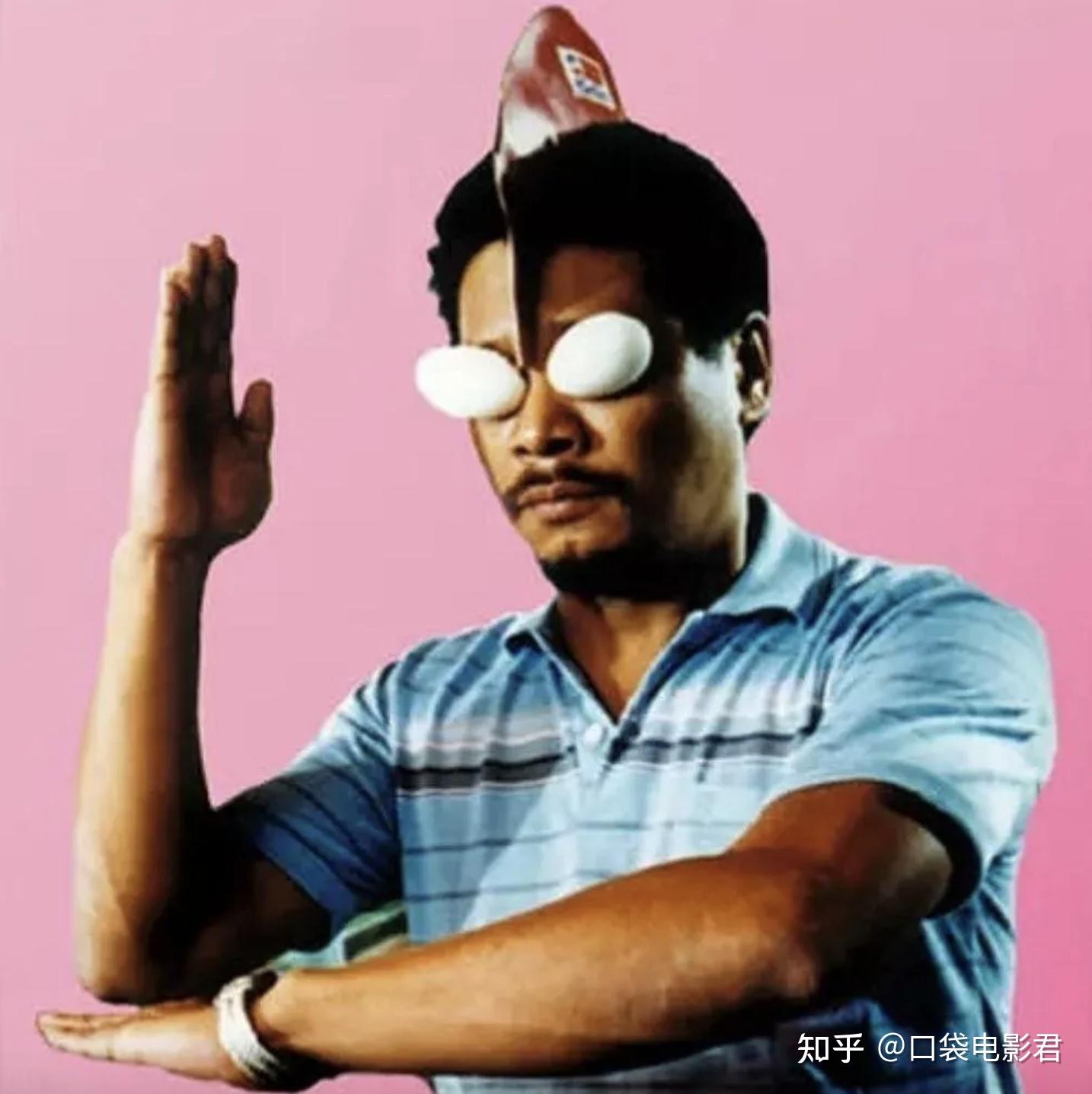 星爷版何金银的懦弱卑微,与达叔版魔鬼筋肉人的猥琐势利相映成趣.