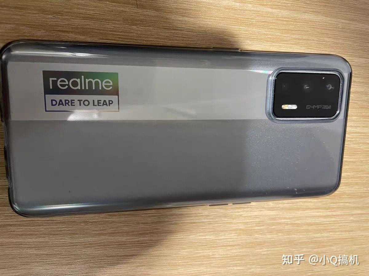 拍照方面,搭载6400万后置三摄,主摄是索尼imx682,成像质量也是不错的