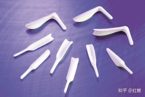 有带驼峰的,适合男性做隆鼻效果会真实一些;有柳叶形硅胶假体,空心