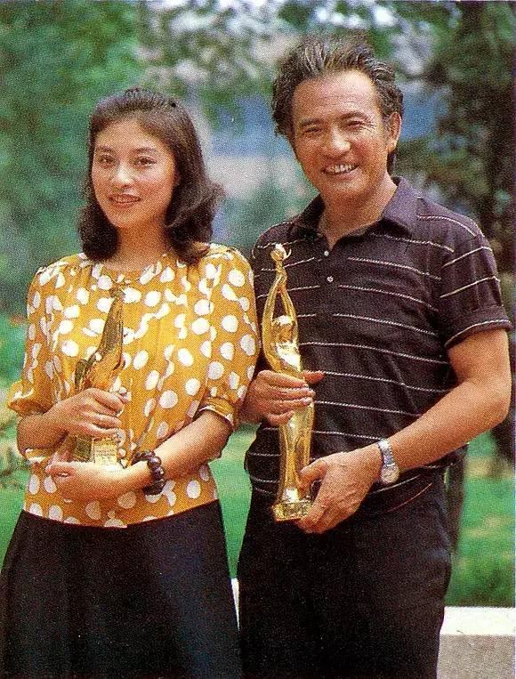 杨在葆的第一个妻子叫夏启英,是他的高中同学.