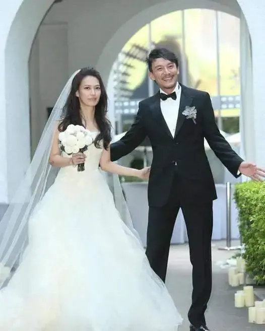 影帝张震结婚时,他的太太庄雯如穿的,也是vera wang.
