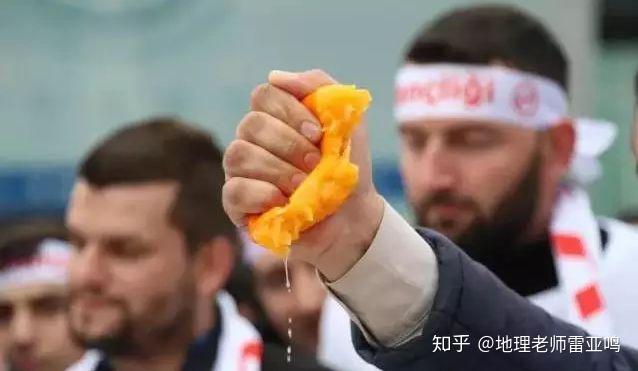 当然,这还远远不够土耳其人走上街头,开始焚烧荷兰国旗,这次,毫无意外