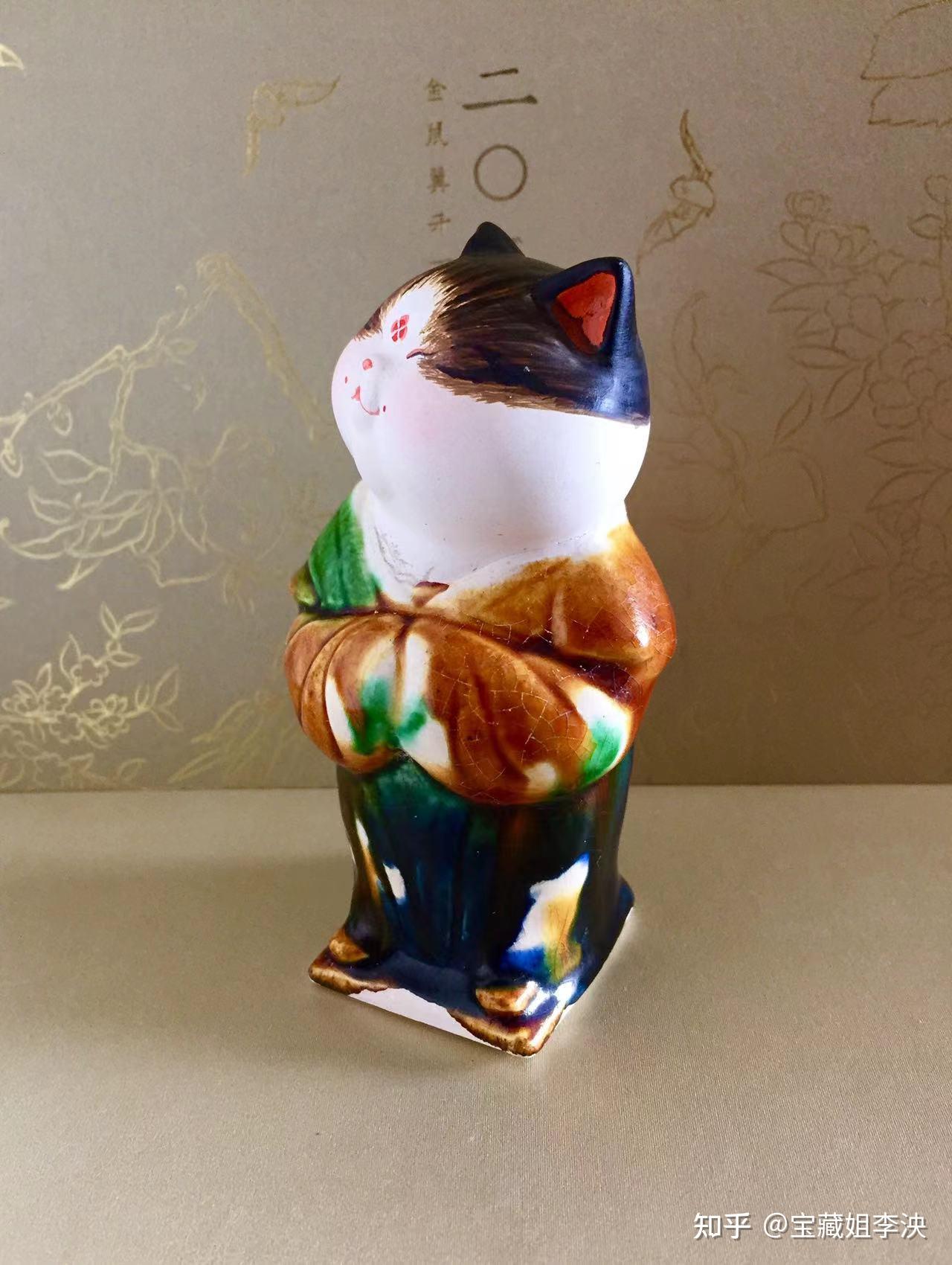 文创摆件,这确实是唐三彩的工艺,但不是唐三彩马,而是唐三彩猫.