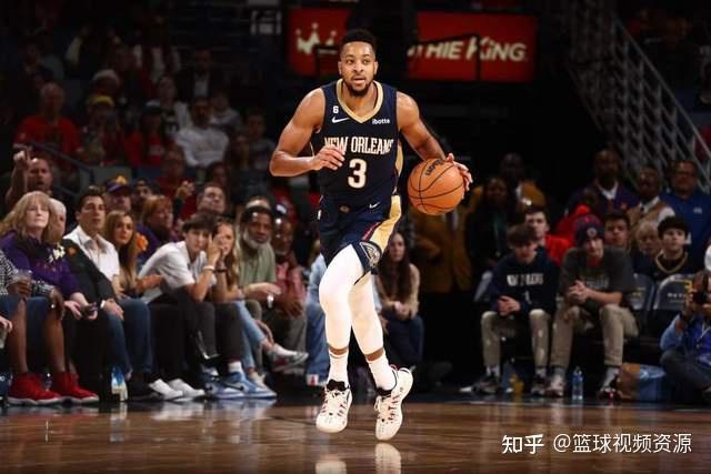 布克关键三分锁定胜局展现超级巨星本色