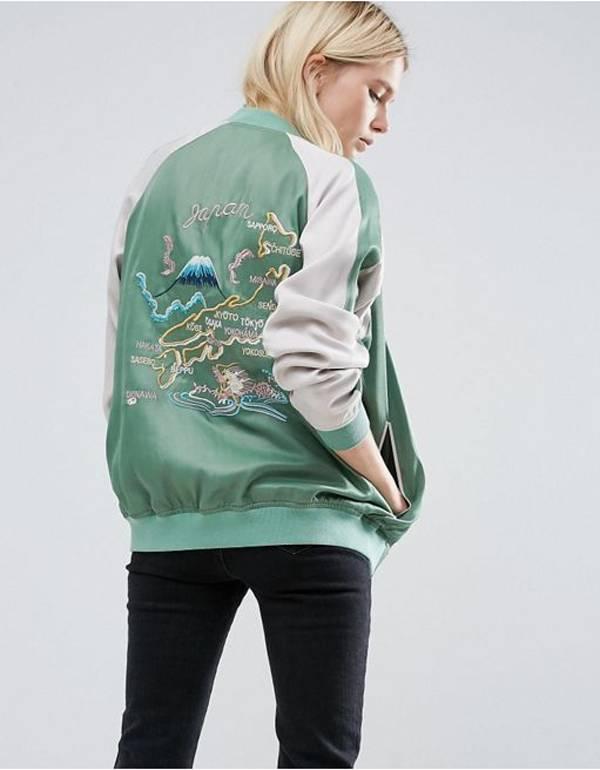 牛仔裤横须贺的搭配风格很广泛,想要走中性风打扮的,可以选择配搭