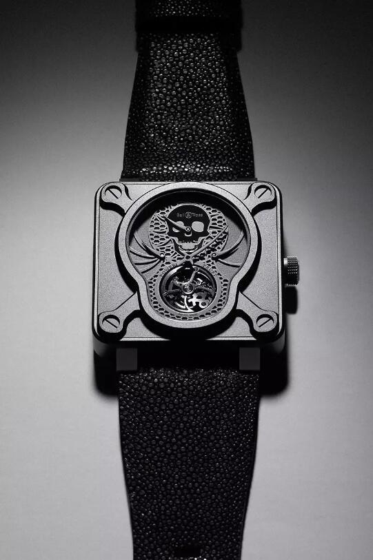 骷髅手表,均归于br01系列,第一代名为airbone,采用的是镀黑不锈钢表壳