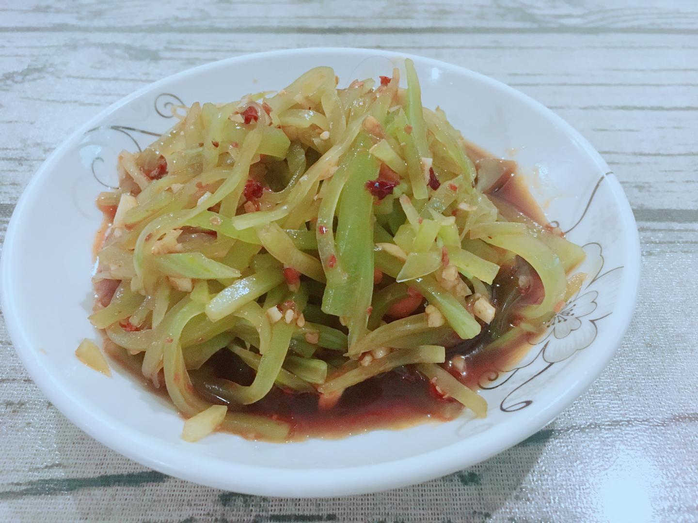 凉拌莴笋丝(凉拌莴笋丝的家常做法焯水)