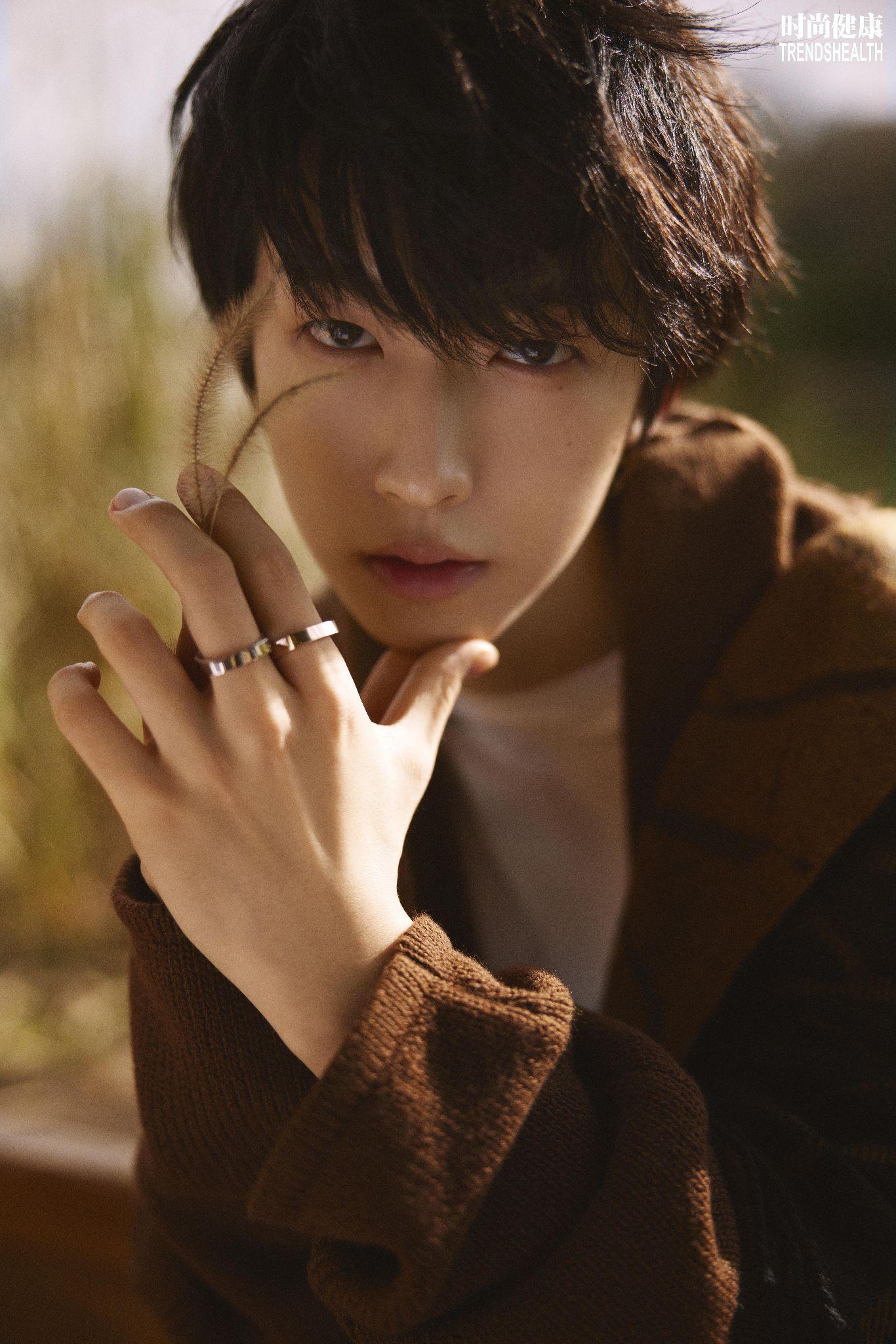 听说c位出道的国际男团into1队长刘宇妆很浓