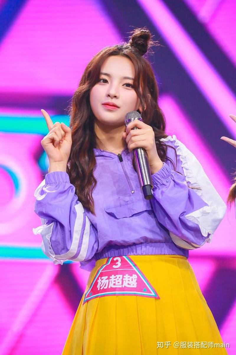 杨超越穿撞色衬衫释放少女感,混搭半裙秀美腿,耳朵戴俩绣球真甜
