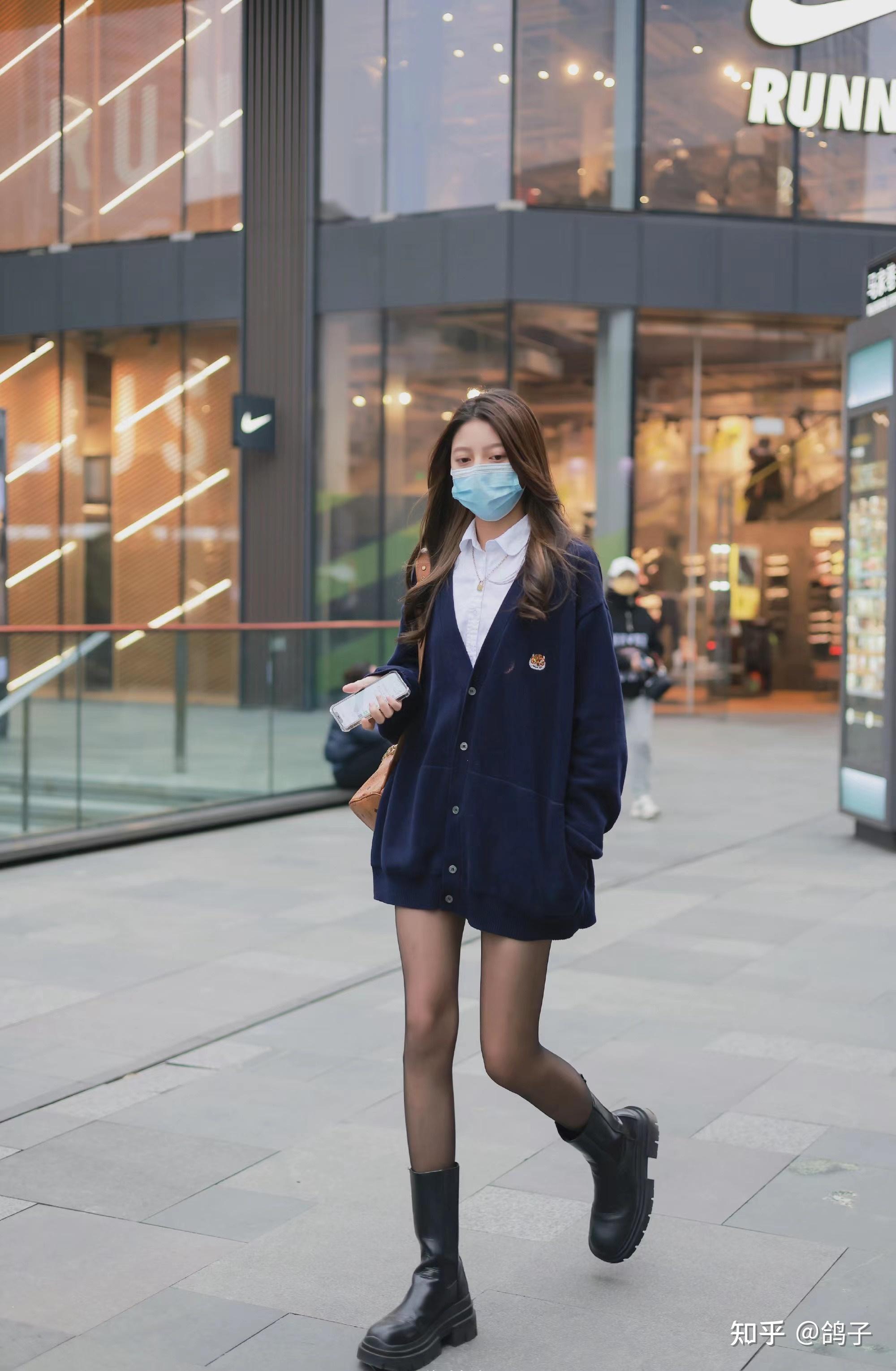 看街拍学搭配9组烟筒靴穿搭打造又细又直大长腿