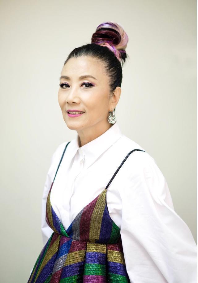 72岁汪明荃扮嫩到底白衬衫配彩色吊带连衣裙彩色丸子头好抢眼