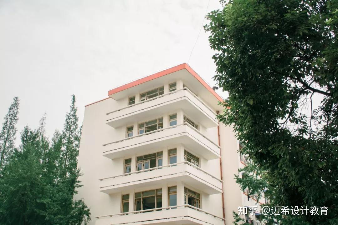 西华有四大宿舍群俗称三苑一舍:临江苑,锦地苑,德馨苑和老宿舍区(简称