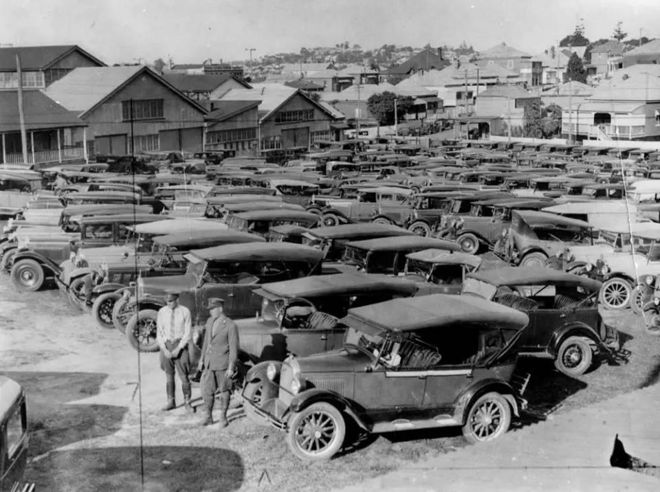 美國芝加哥北部的一位咪表女維護員在填寫停車票1940年,美國紐約街頭