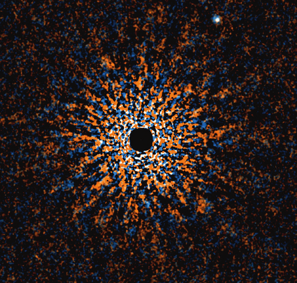 右上方的白点为系外行星 gj504b,围绕其恒星(图中黑色被遮挡部分)转动