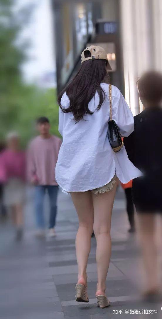 街拍女神白衬衫下衣失踪风格的甜美女生