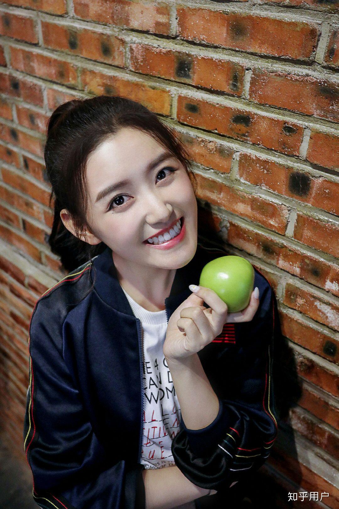 如何评价蒋依依的长相?