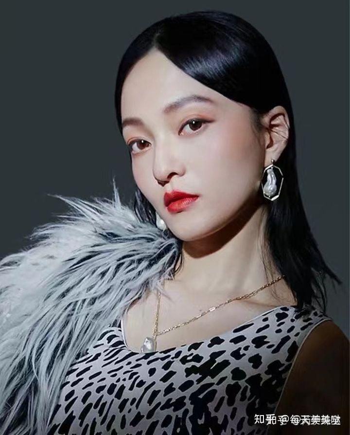 明星佩戴珍珠耳钉图片?巴洛克异形珍珠值钱吗?