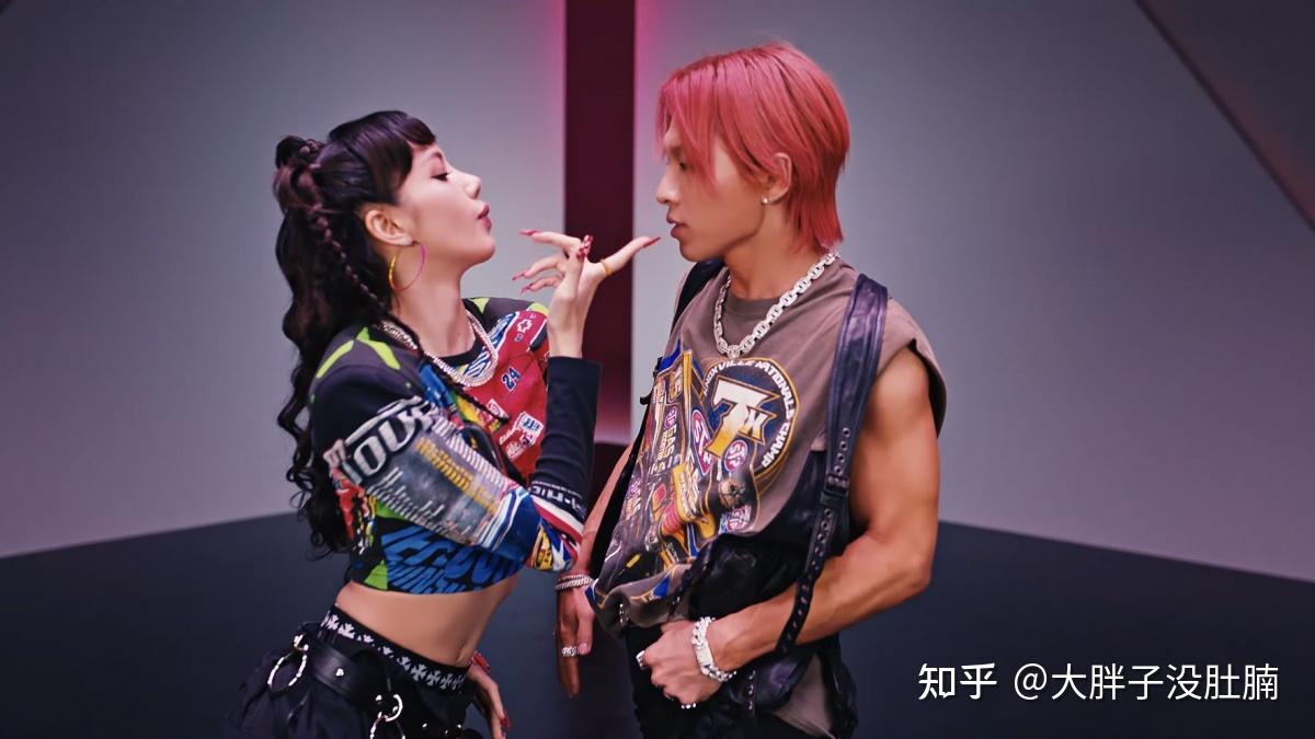 9年前Lisa还只是BIGBANG背景舞者,现在她红到与太阳一对一尬舞 - 知乎