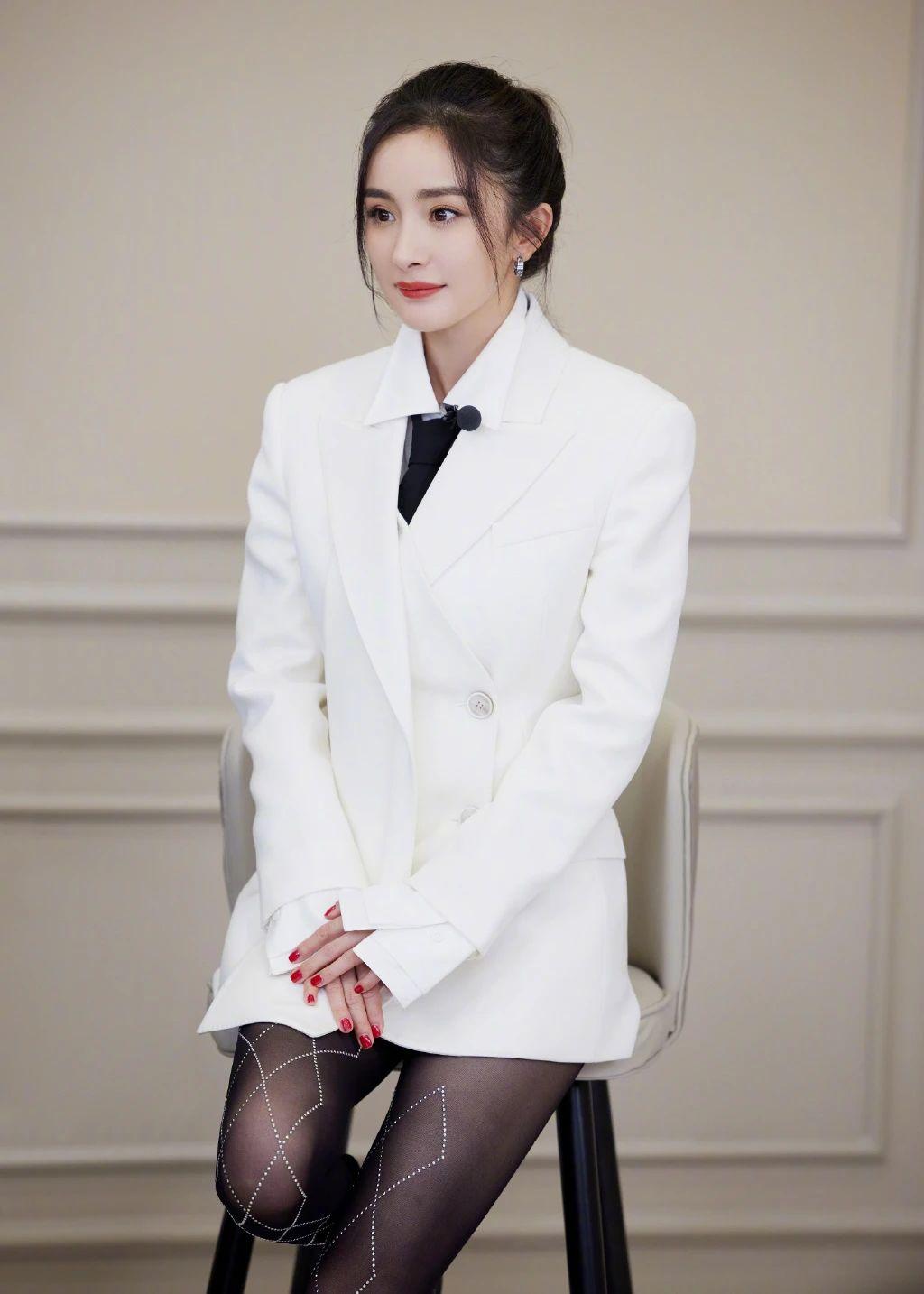 杨幂壁纸第75期幂幂白色廓形衬衣搭配闪钻丝袜又美又有型